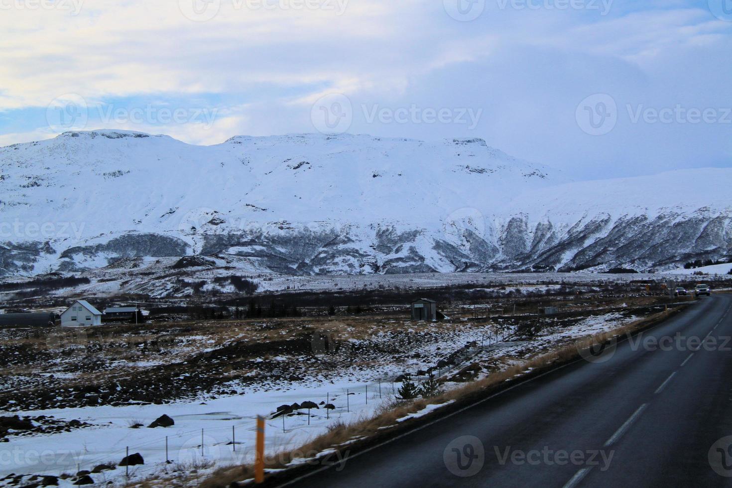 isländisch Landschaft mit Schnee bedeckt Berge und Wolken im Winter. foto