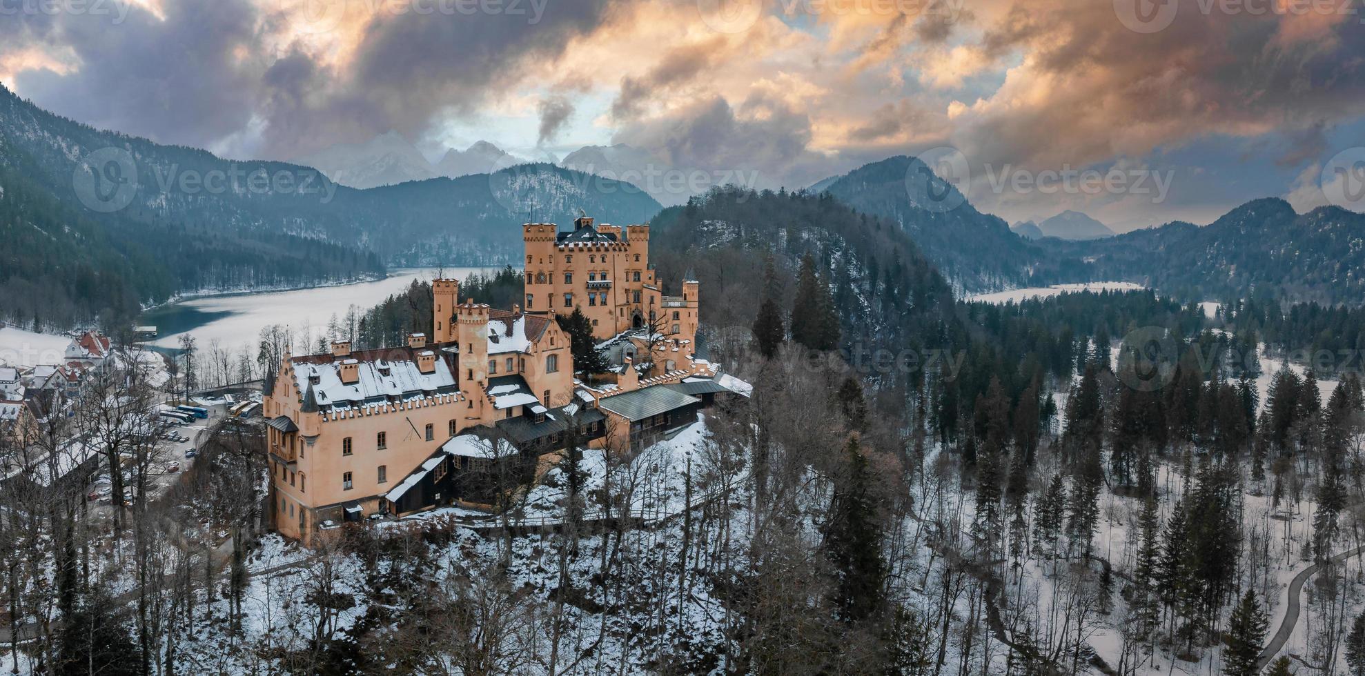 ein Antenne Aussicht von das hohenschwangau Schloss foto