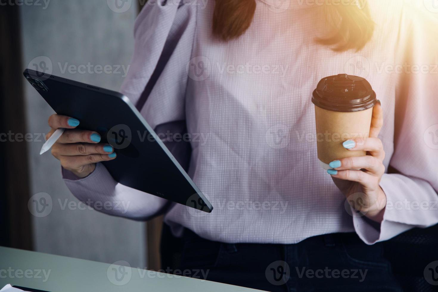 junger erwachsener glücklich lächelnder hispanischer asiatischer student mit kopfhörern, der über online-chat-meetings mit laptop auf dem universitätscampus oder im virtuellen büro spricht. College-Studentin, die aus der Ferne lernt. foto