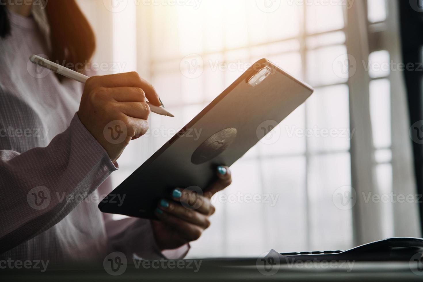 junger erwachsener glücklich lächelnder hispanischer asiatischer student mit kopfhörern, der über online-chat-meetings mit laptop auf dem universitätscampus oder im virtuellen büro spricht. College-Studentin, die aus der Ferne lernt. foto