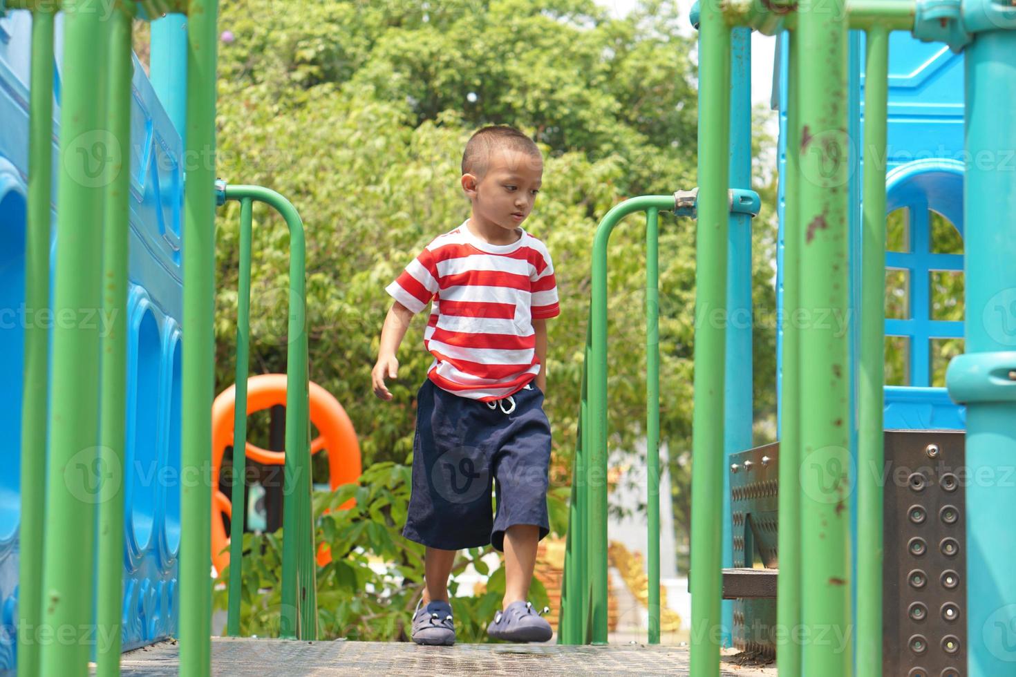 Junge spielen im das Spielplatz im das Park foto