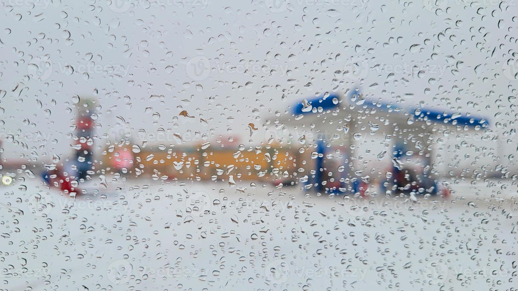 beim ein Gas Bahnhof im Winter, Regen Tropfen durch das Auto Fenster foto