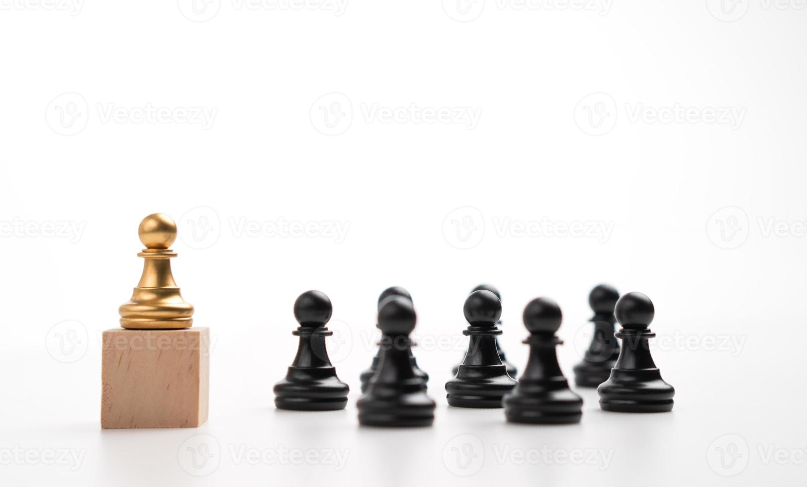 die führung des goldenen schachbauern, der auf der box steht, zeigt einfluss und ermächtigung. konzept der unternehmensführung für führungsteam, erfolgreicher wettbewerbssieger und führer mit strategie foto