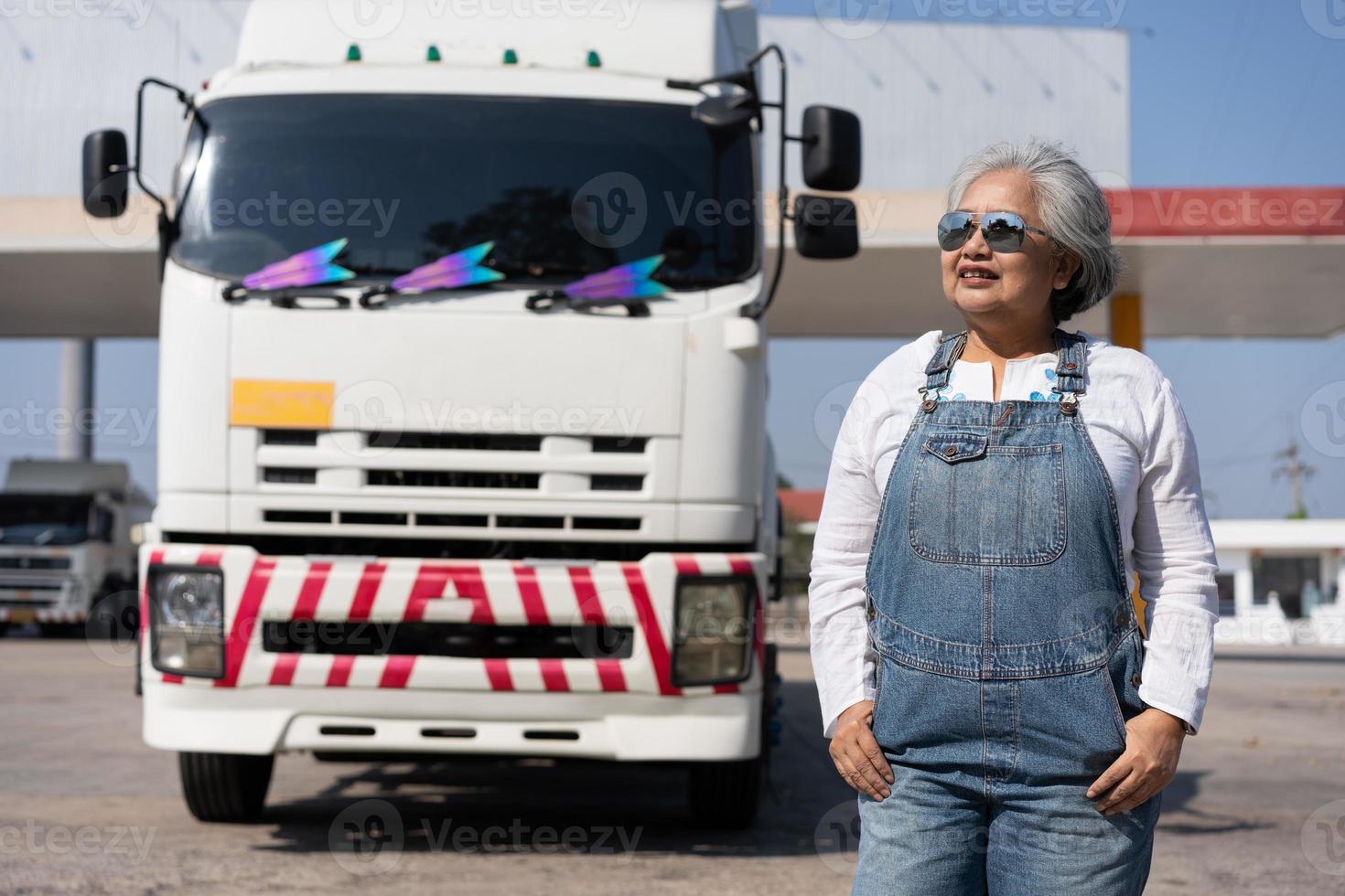 Geschäft Inhaber Stehen im Vorderseite von Öl LKW nach durchführen ein vor der Reise Inspektion auf ein LKW. Konzept von vorbeugend Wartung. foto