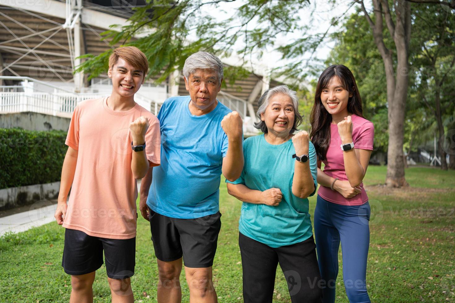 gesund Familie Gruppe Ausbilder trainieren im frisch Luft, und Sie sich ausruhen und Stand zusammen nach Morgen Übungen im Park. draussen Aktivitäten, gesund Lebensstil, stark Körper, passen Zahlen, Gesundheit Pflege. foto