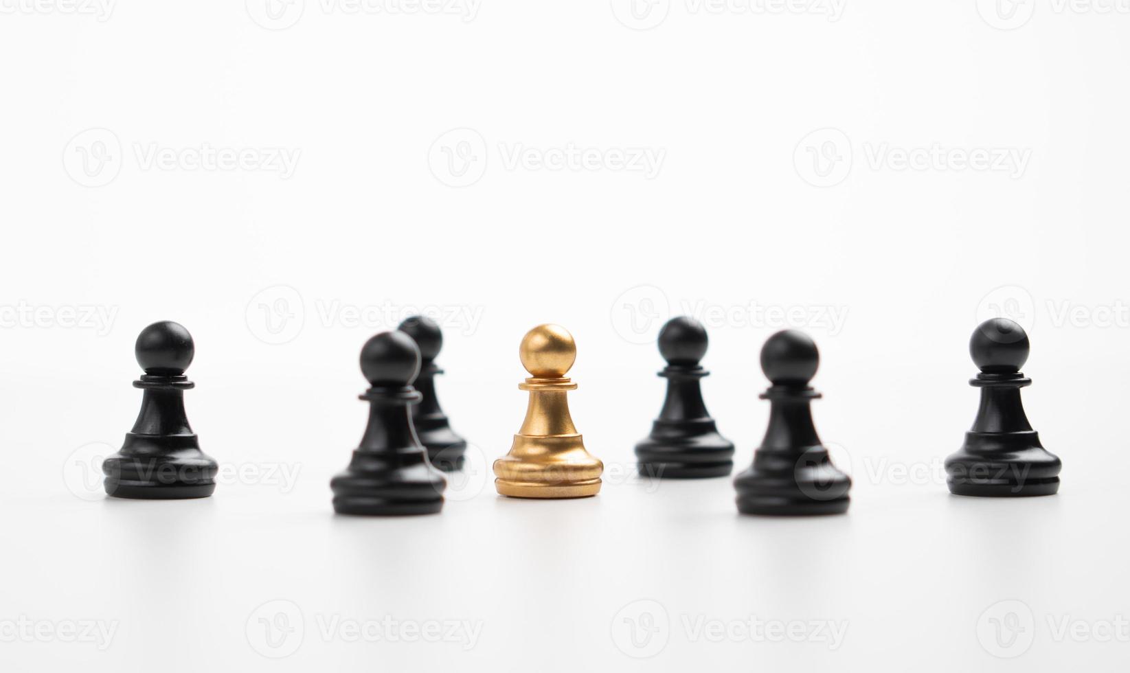 goldener Schachbauer, der mit dem Team steht, um Einfluss und Ermächtigung zu zeigen. konzept der unternehmensführung für führungsteam, erfolgreicher wettbewerbssieger und führungskraft mit einfluss foto