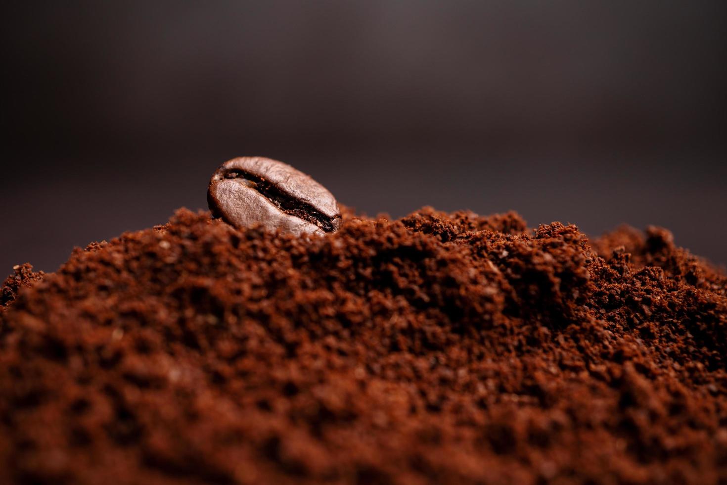 Nahaufnahme von Kaffeebohnen auf dem gemischten Haufen gerösteten Kaffees mit Kopierplatz für Text. konzept der kaffeefrische foto