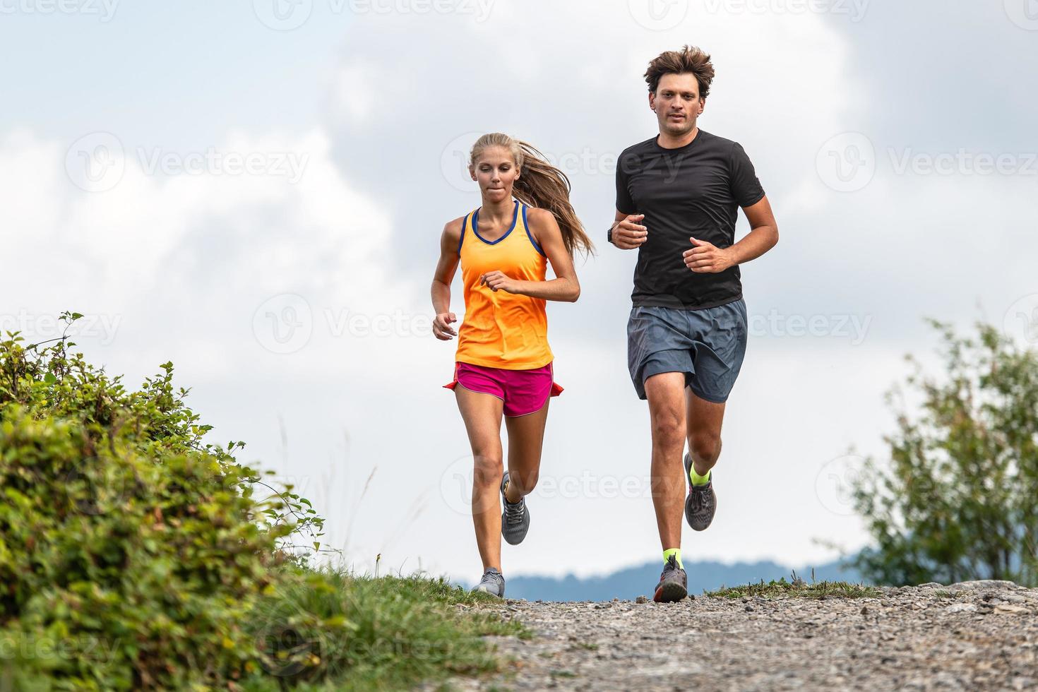 Paar Trailrunner in den Bergen foto