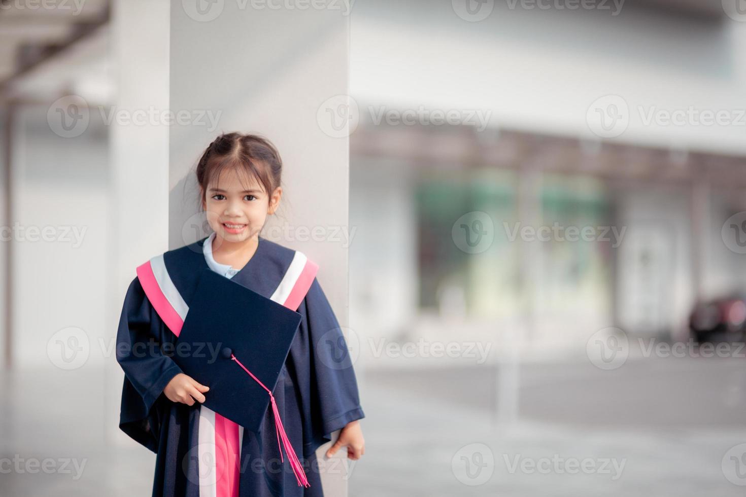 glücklich asiatisch Mädchen im Abschluss Kleider auf ihr Abschluss Tag beim Schulabschluss Konzept mit Kopieren Raum. foto