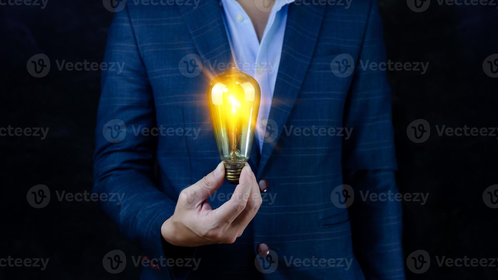 hell Idee im Hand Geschäft Mann, Hände halten Licht Birne zum Konzept Neu Idee Konzept mit Innovation und Inspiration, Technologie im Wissenschaft und Kommunikation Konzept foto