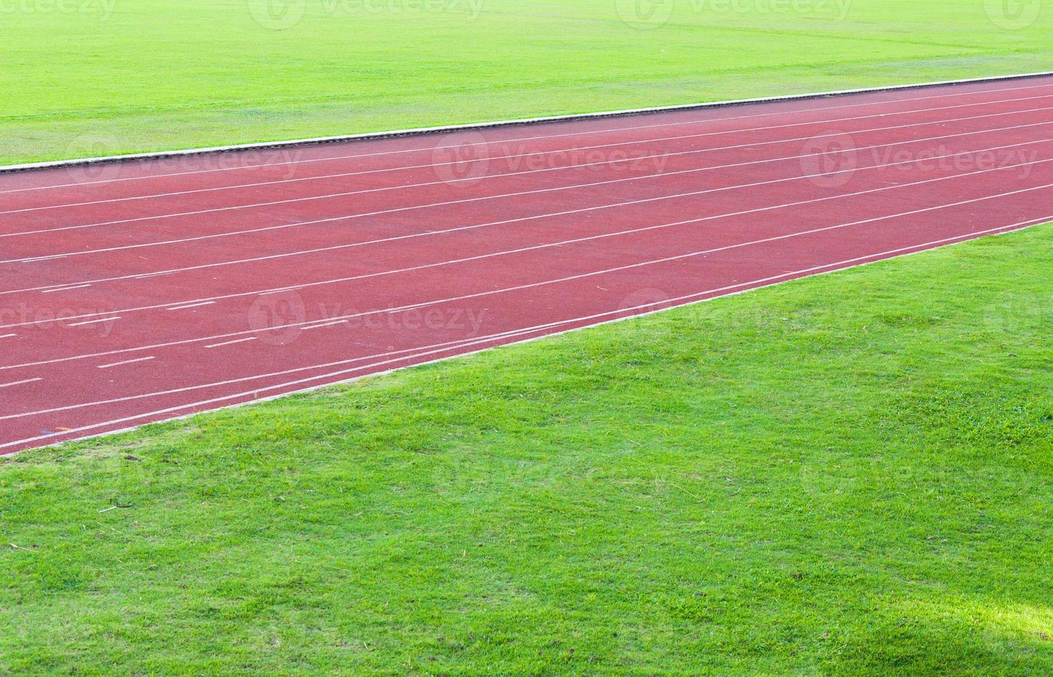 Laufen Spur und Grün Gras, direkt Leichtathletik Laufen Spur beim Sport Stadion foto