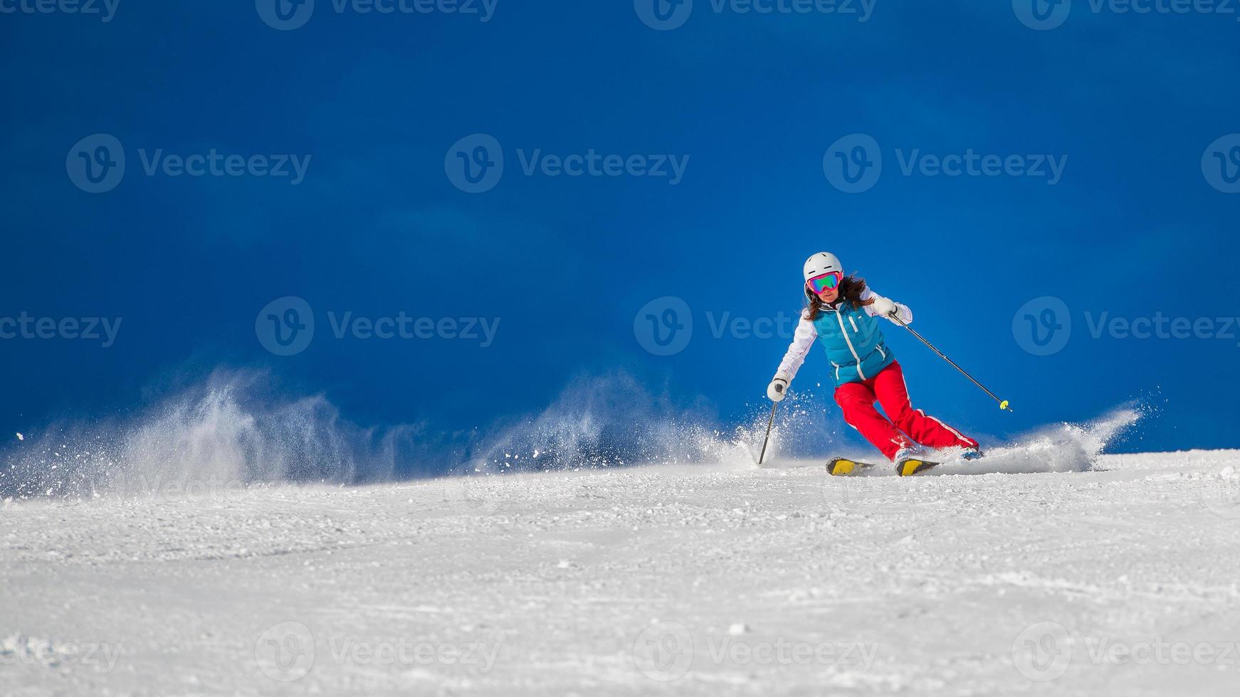 Frau auf Skiern während eines sonnigen Tages foto