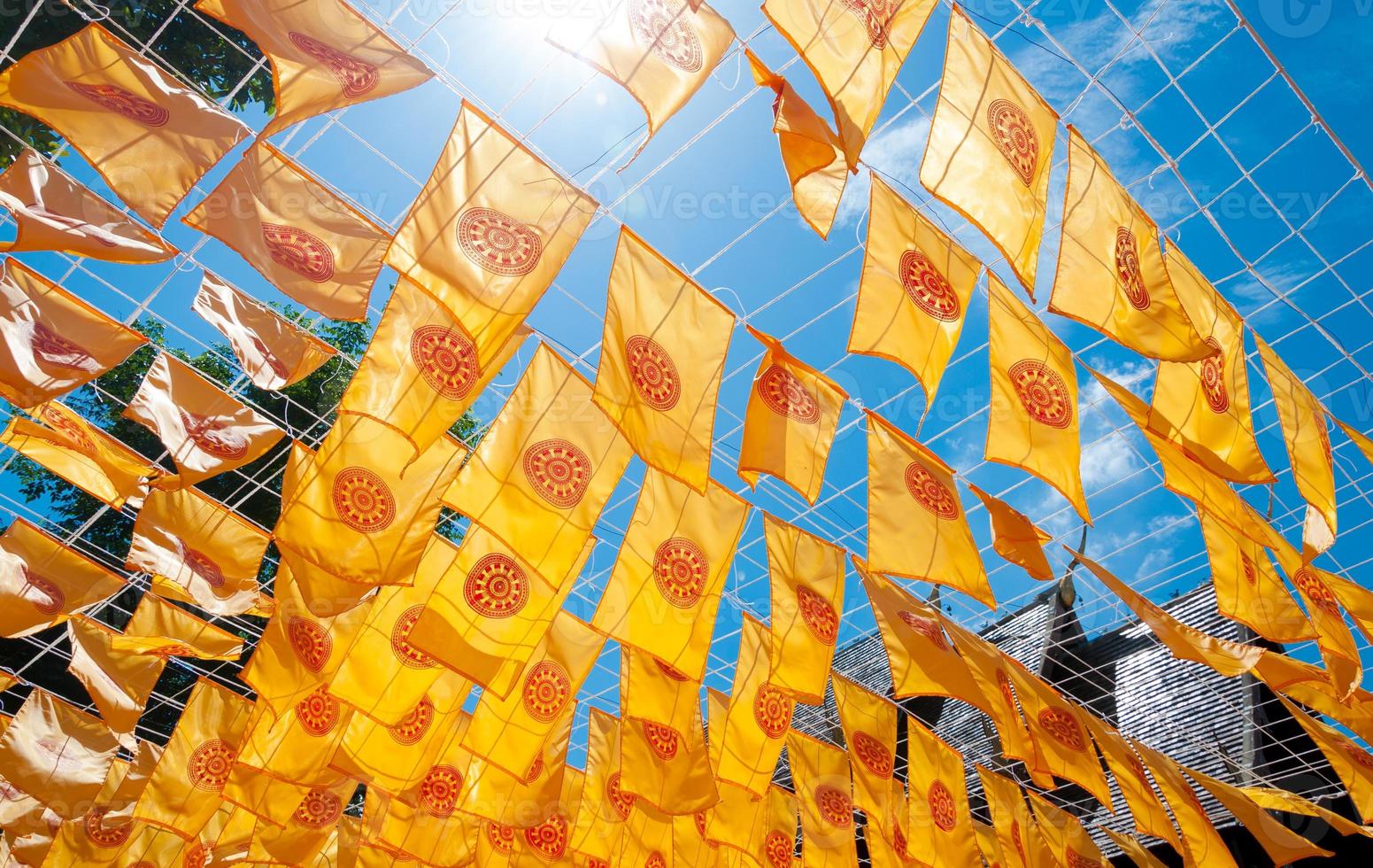 Thammachak Flagge Gelb im Tempel wat Phan tao auf Blau Himmel Tempel Nord Thailand foto