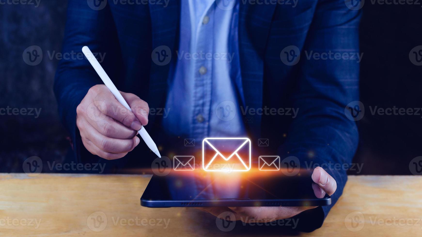 Geschäftsmann berühren Überprüfung Email online mit virtuell Schnittstelle technologie.direkt Marketing, online Nachricht, Email, elektronisch Post, Kommunikation Konzept. foto