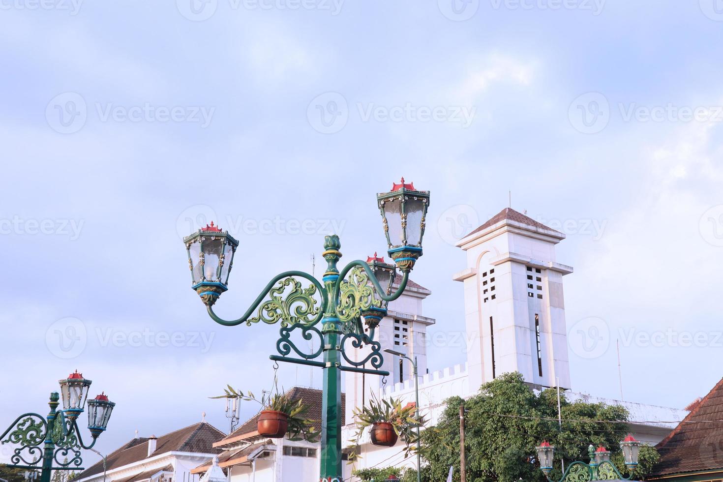 Jahrgang Stadt Lampe mit Blau Himmel Aussicht und Wolken foto