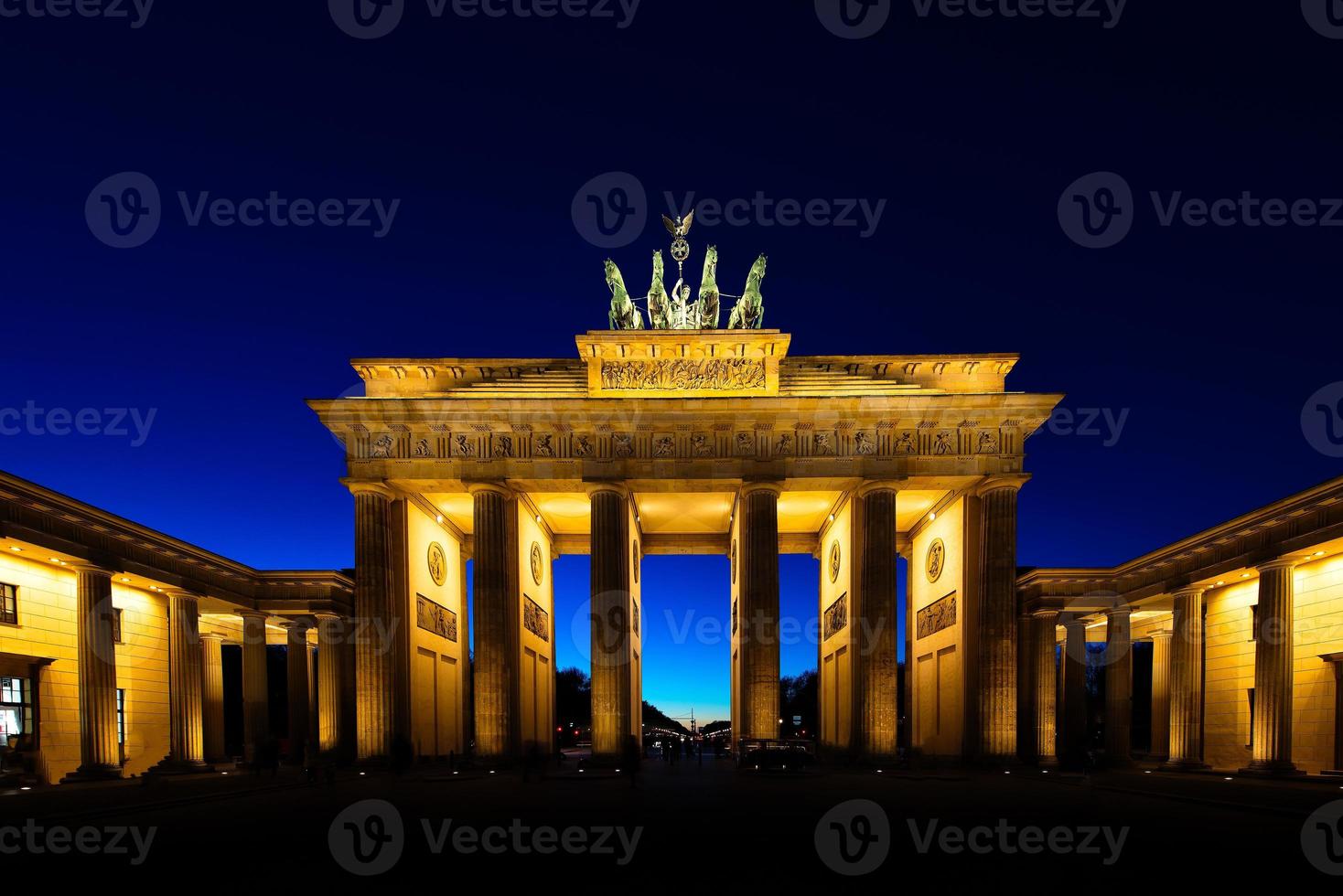 brandenburger tor in berlin bei nacht foto