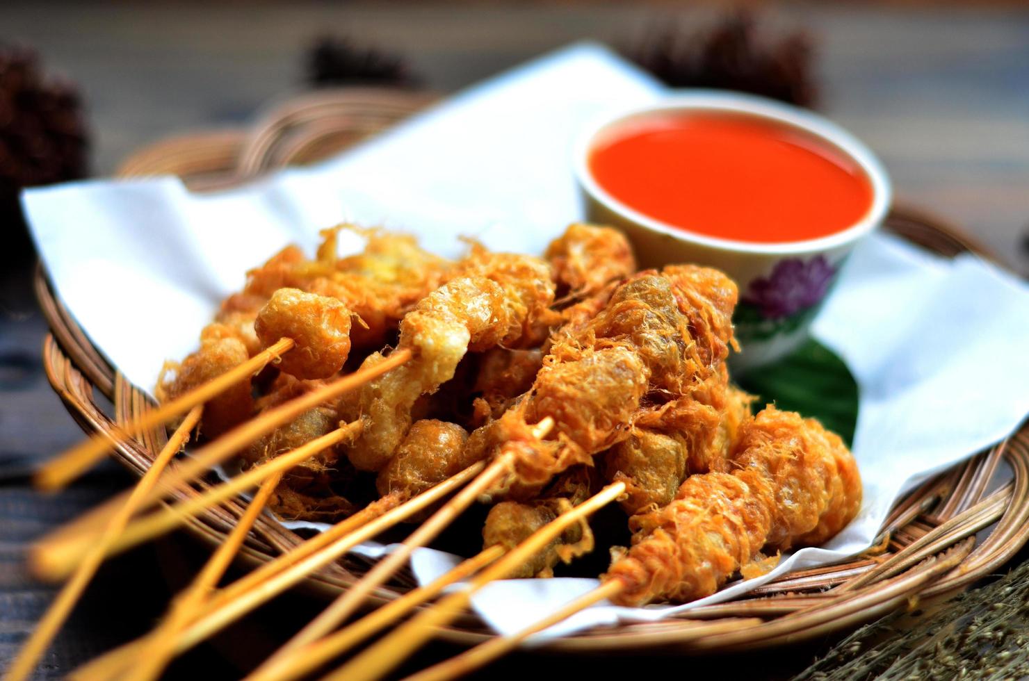 selektiv Fokus cilor Tusuk oder aci telur gulung ist ein typisch indonesisch Snack. serviert auf hölzern Tabelle foto