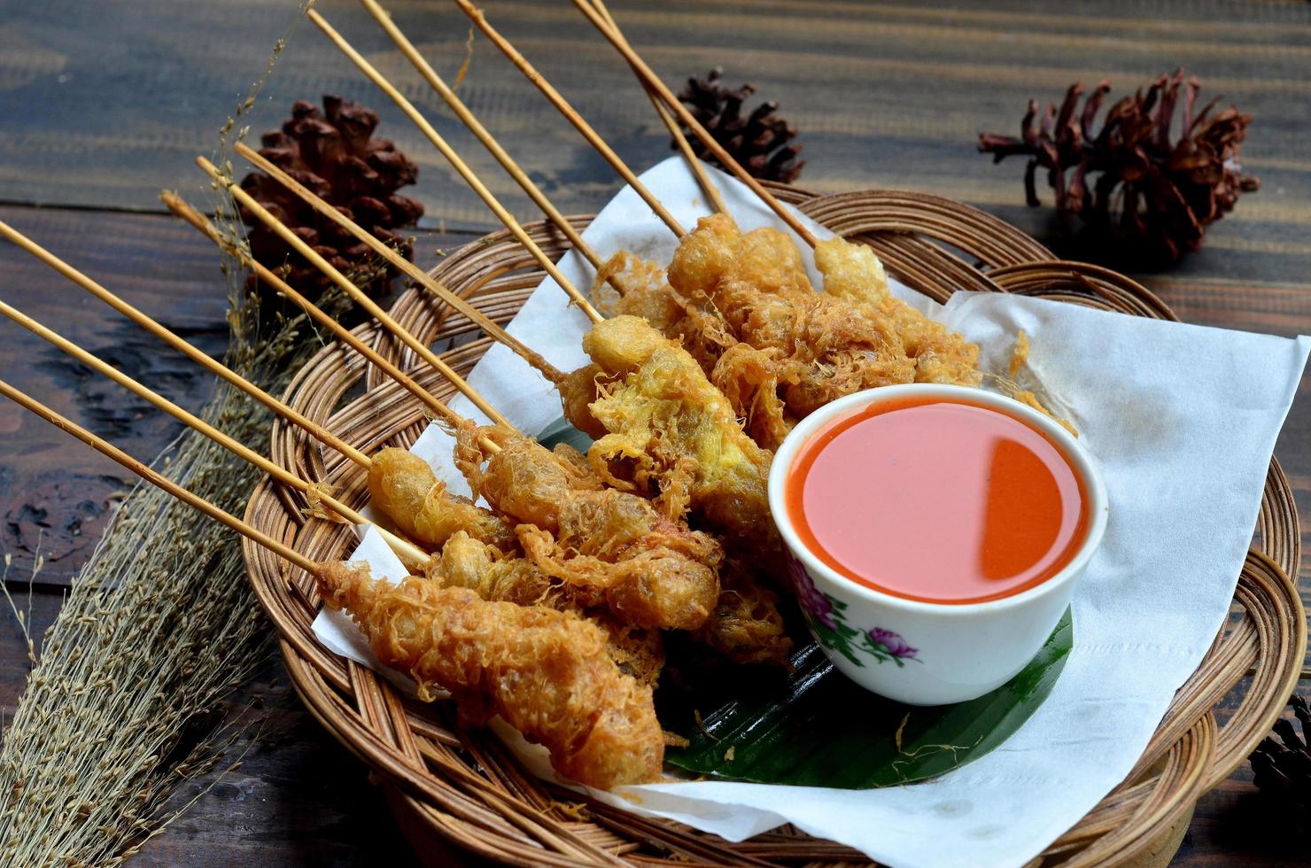 selektiv Fokus cilor Tusuk oder aci telur gulung ist ein typisch indonesisch Snack. serviert auf hölzern Tabelle foto