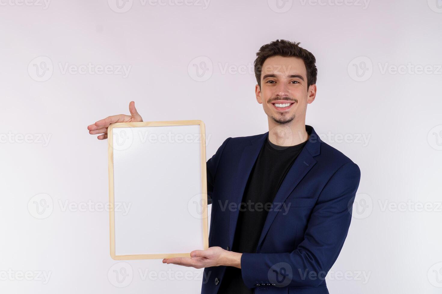 Porträt eines glücklichen Geschäftsmannes, der ein leeres Schild auf isoliertem weißem Hintergrund zeigt foto