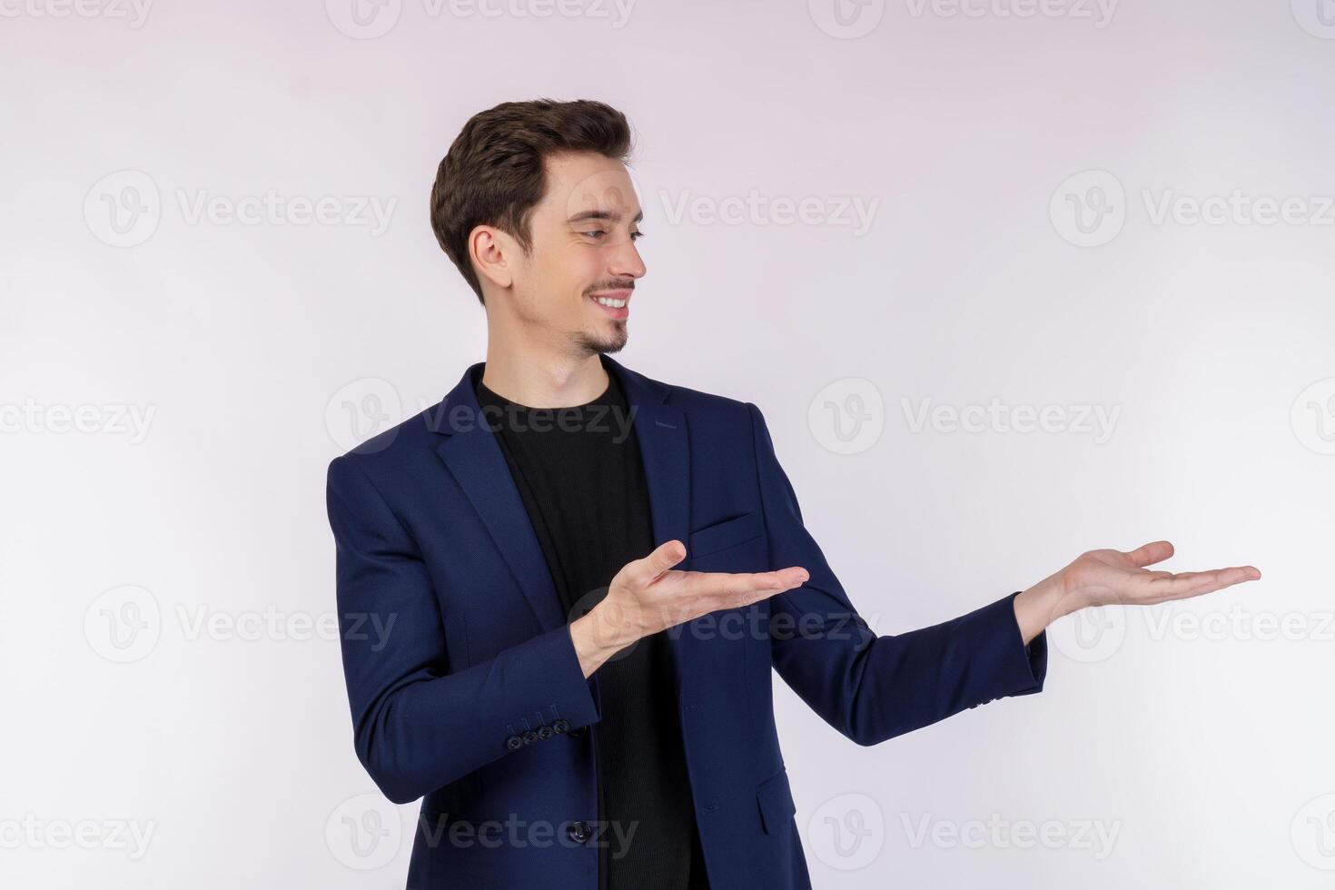Porträt eines glücklich lächelnden jungen Geschäftsmannes, der Ihren Text oder Ihr Produkt isoliert auf weißem Hintergrund präsentiert und zeigt foto