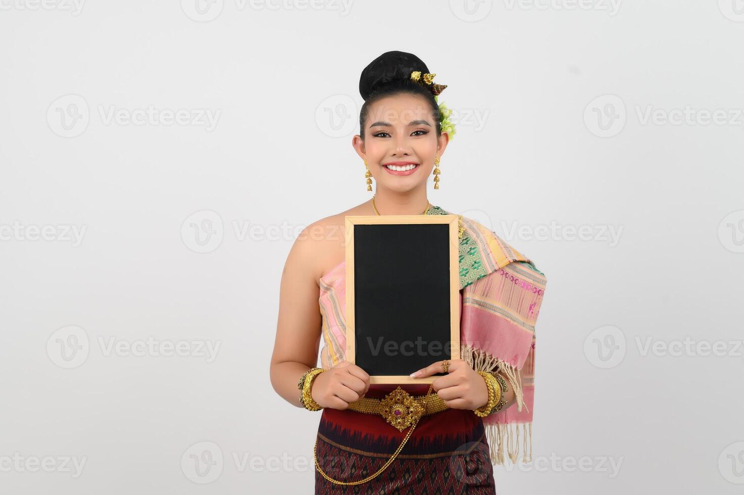 jung schön Frau im nordöstlich Kleid halten Tafel Buchung foto