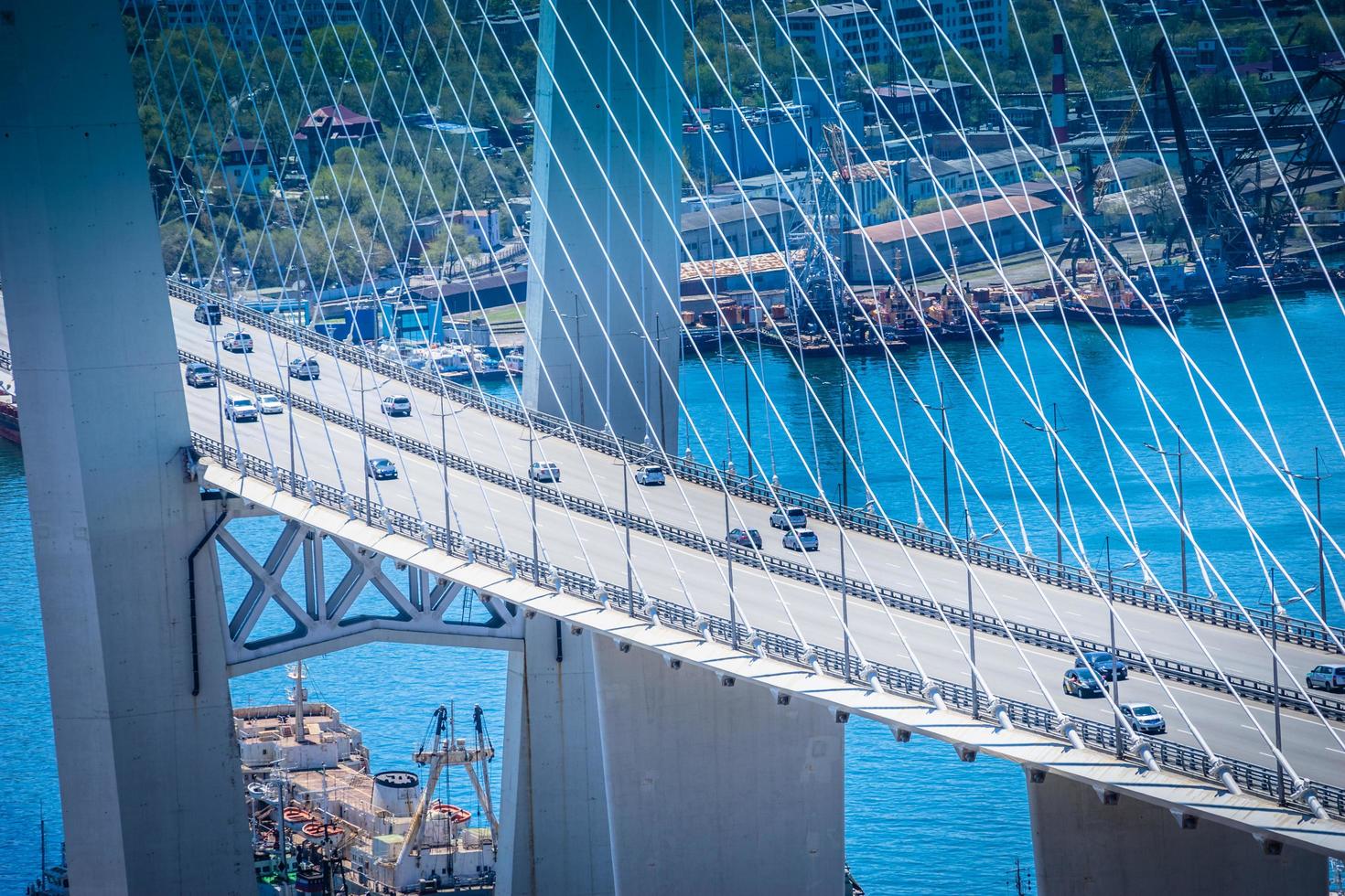 Luftaufnahme von Autos auf goldener Brücke in Wladiwostok, Russland foto