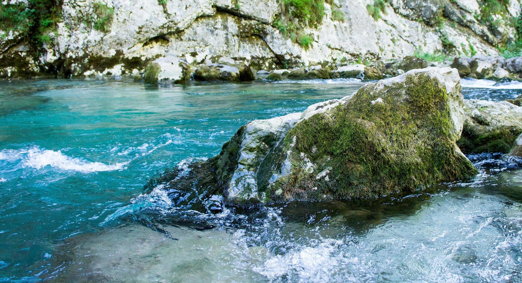 felsiges Ufer neben einem Fluss foto