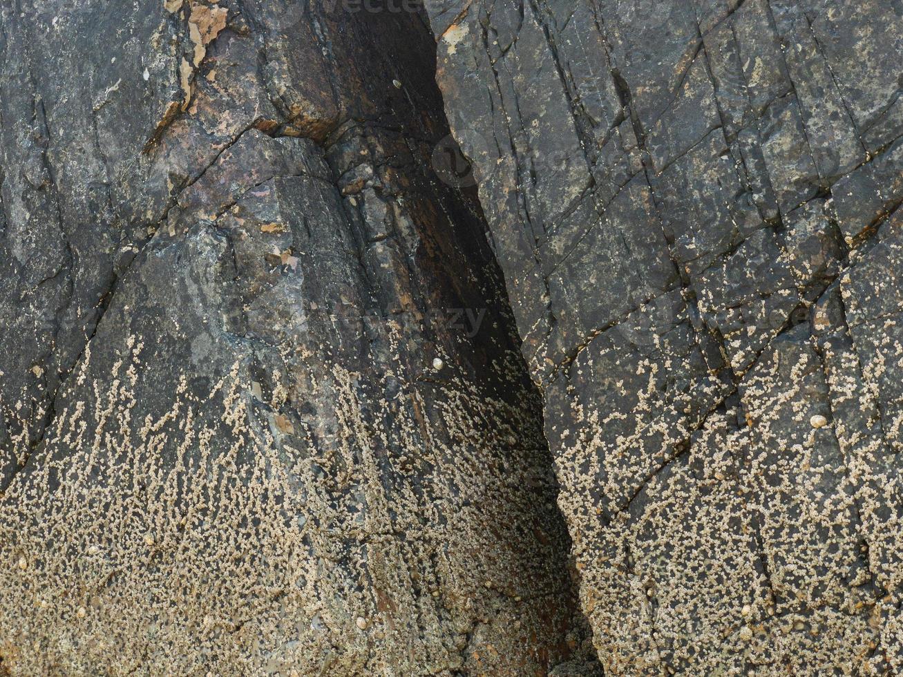 Felsen mit geraden Kanten bei Ebbe eines Strandes an der asturischen Küste foto