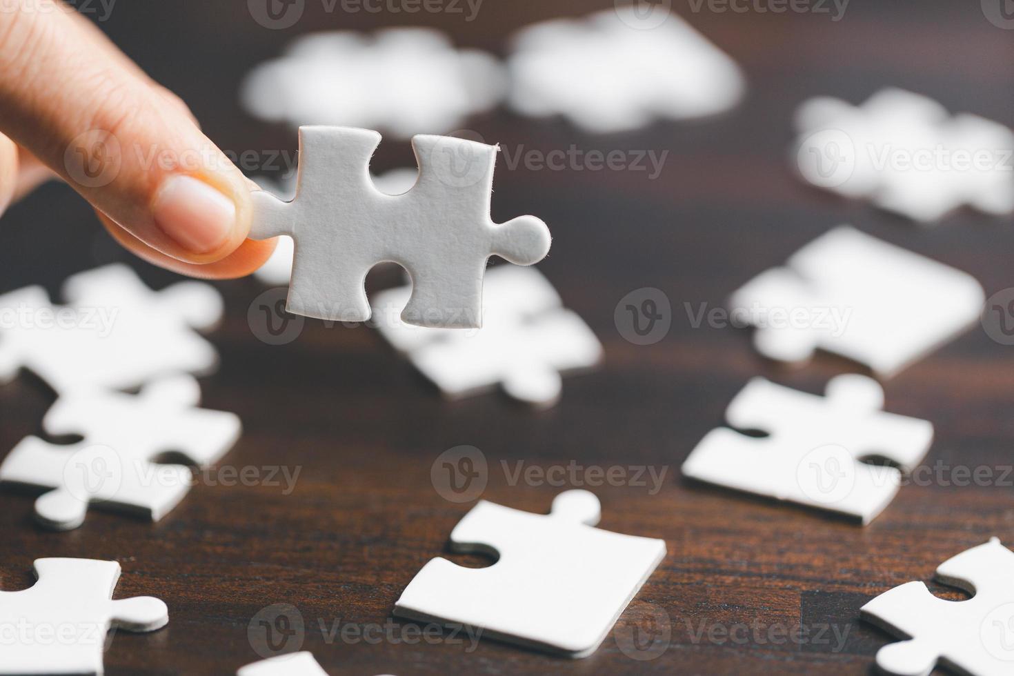 Geschäft Frau Person Hand halten Puzzle Stück Idee zum Strategie und Lösung. Nahansicht Teil von einer Weiß Puzzle verbinden zusammen. Konzept von beitreten Zusammenarbeit Erfolg Teamwork-Problem korporativ Mannschaft foto