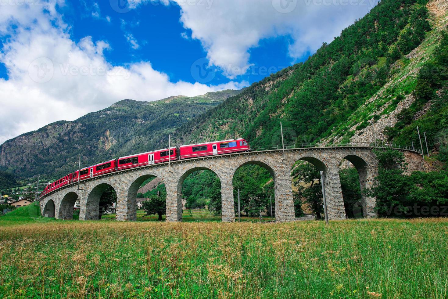 Schweizer Bergzug Bernina Express überqueren die Brücke im Kreis foto