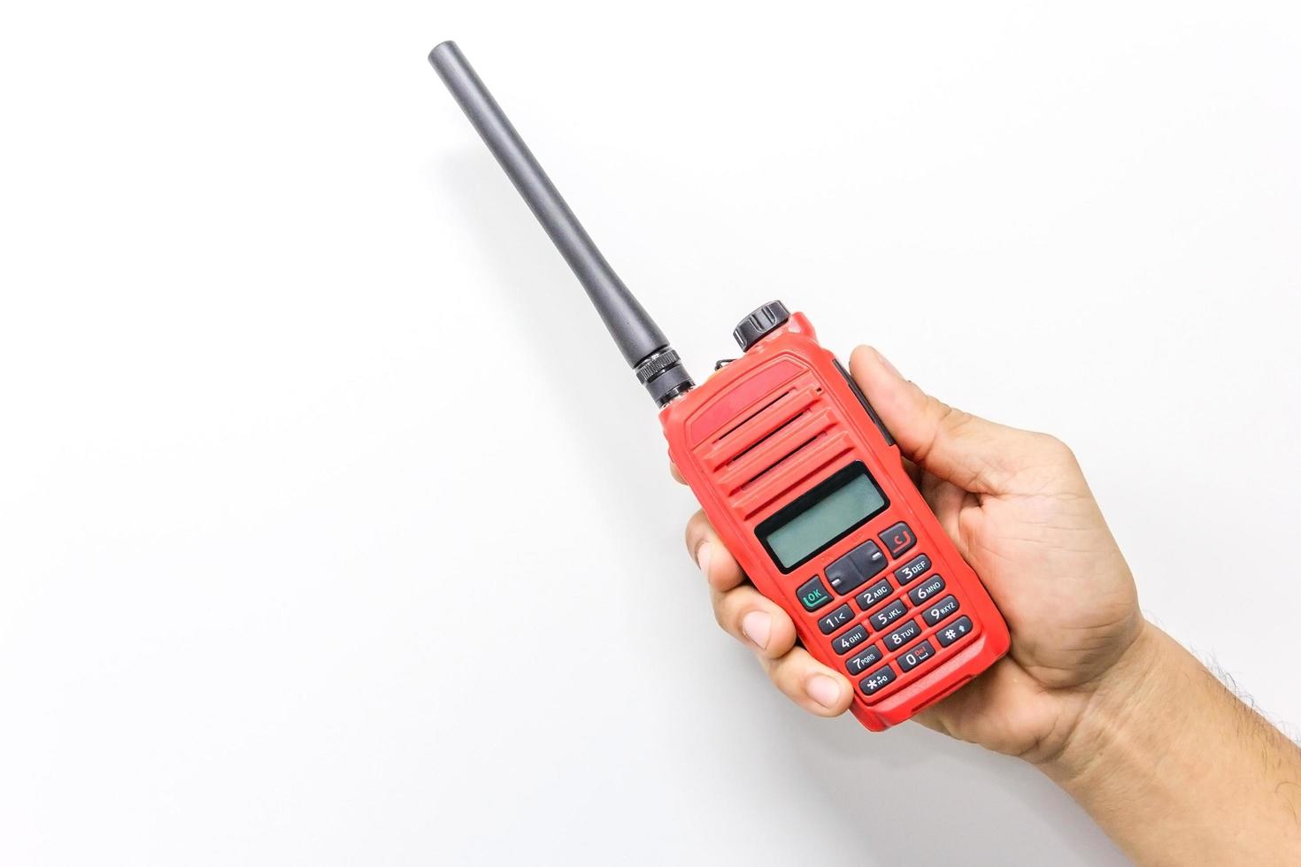 roter Walkie-Talkie-Handheld, lokalisiert auf einem weißen Hintergrund mit Kopienraum und Text foto