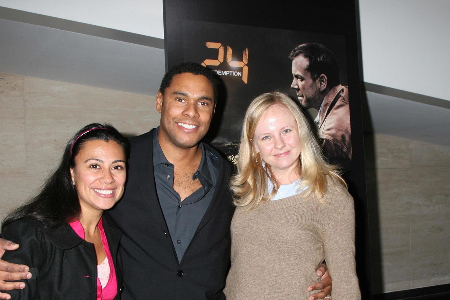 barbara See, kelsey mcneal, und Jenny Horn ankommen beim ein Foto Ausstellungsstück mit das Fotos genommen während das Produktion von 24 - - Rückzahlung, gefangen im afrika, ausstellung beim das paley Center zum Medien im Beverly Hügel, ca. auf November 10, 2008