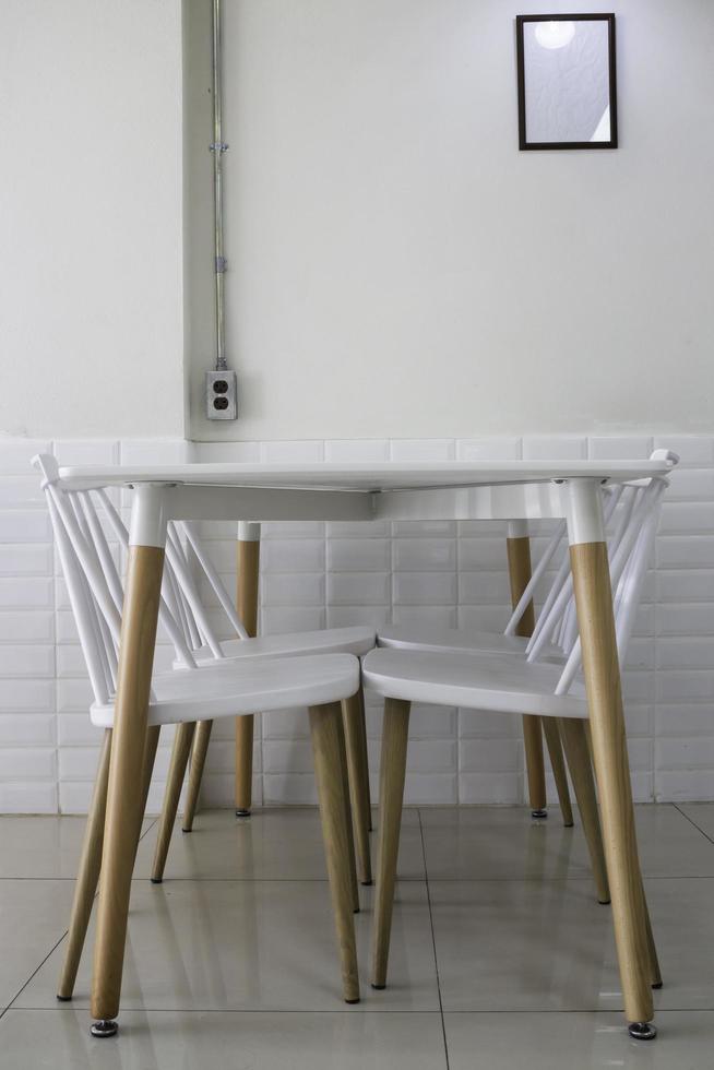 Interieur klassischer Holztisch und Stühle foto