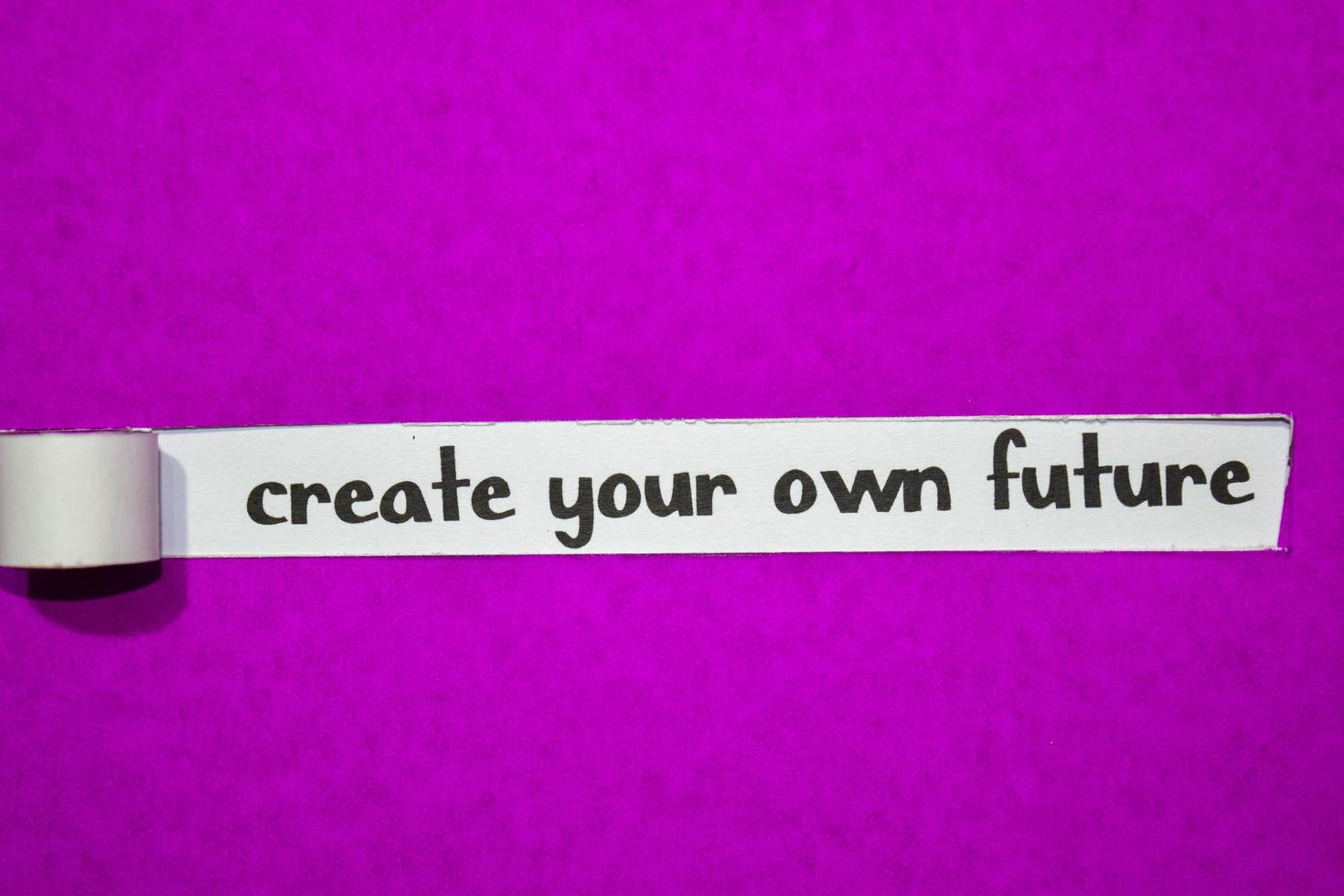 Erstellen Sie Ihren eigenen zukünftigen Text, Ihre Inspiration, Ihre Motivation und Ihr Geschäftskonzept auf lila zerrissenem Papier foto