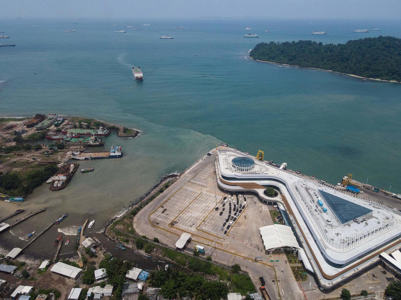 Banten, Indonesien 2021 - Luftaufnahme des Pelabuhan Merak Seehafens und der Stadthafeninsel im Sonnenlichtmorgen foto