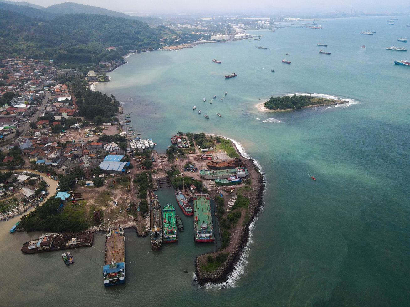 Banten, Indonesien 2021 - Luftaufnahme des Seehafens Pelabuhan Merak und der Hafeninsel der Stadt foto