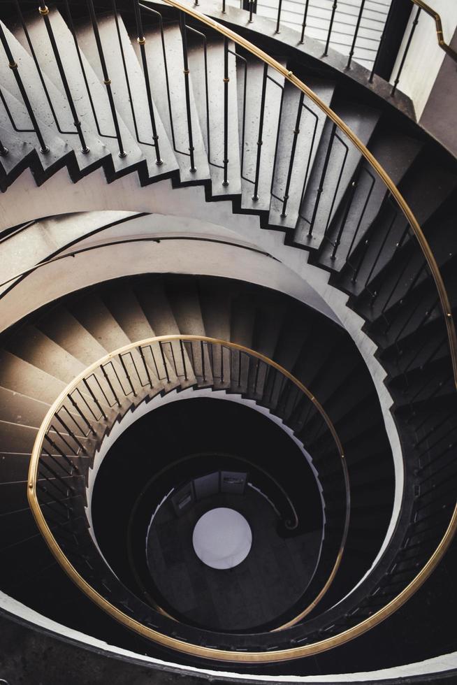 spiralförmige dunkelbraune Treppe foto