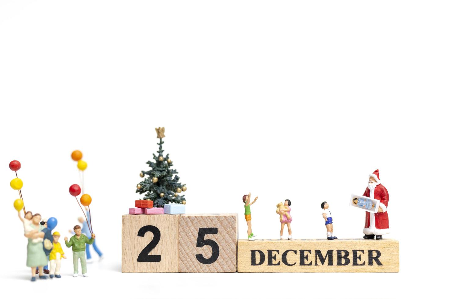 Miniatur-Weihnachtsmann, der Geschenke für eine glückliche Familie, Weihnachten und ein frohes neues Jahr-Konzept hält foto
