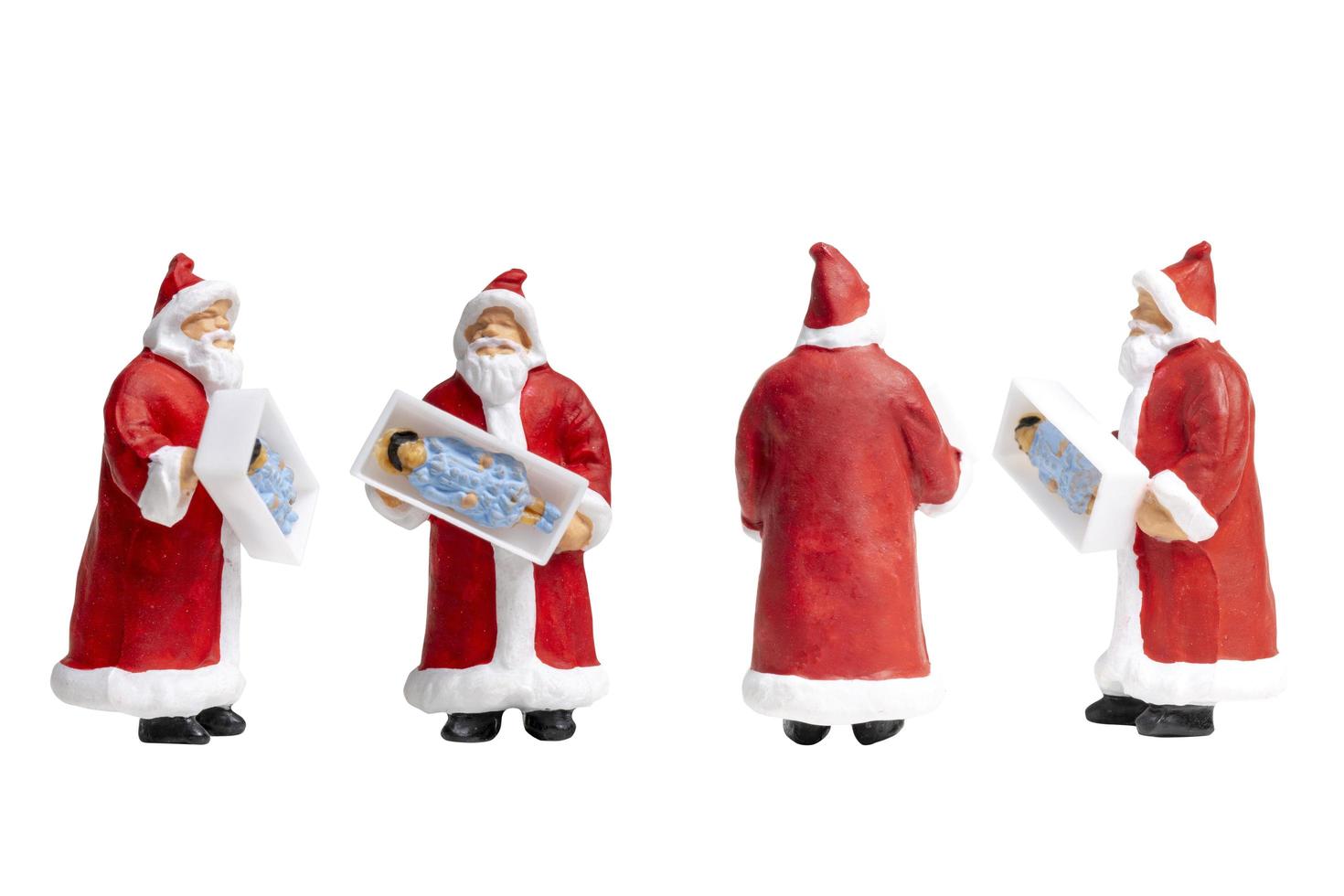 Miniatur-Weihnachtsmann, der eine Geschenkbox lokalisiert auf einem weißen Hintergrund hält foto