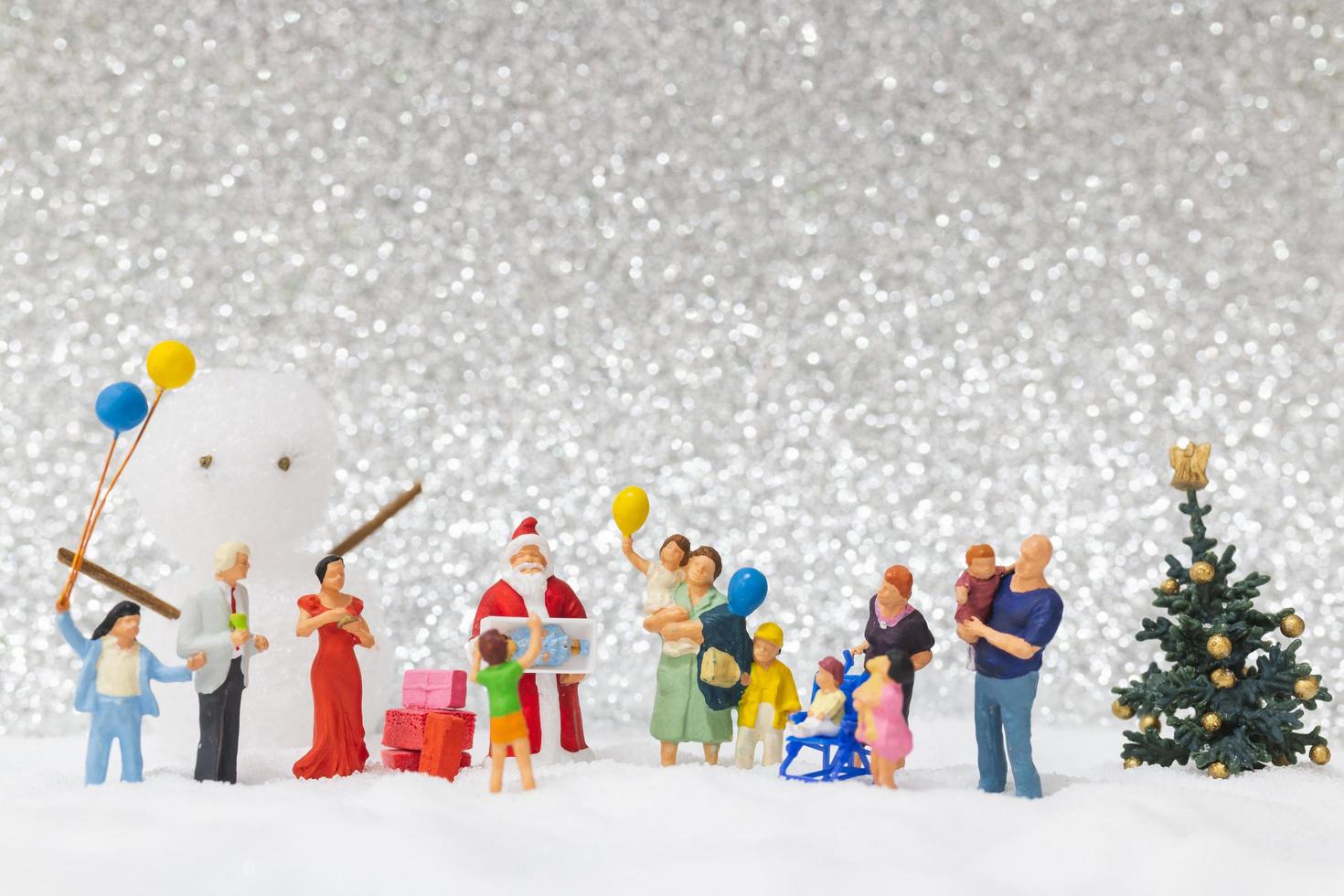 Miniatur-Weihnachtsmann und Kinder mit einem Schneehintergrund, Weihnachten und ein frohes neues Jahr-Konzept foto