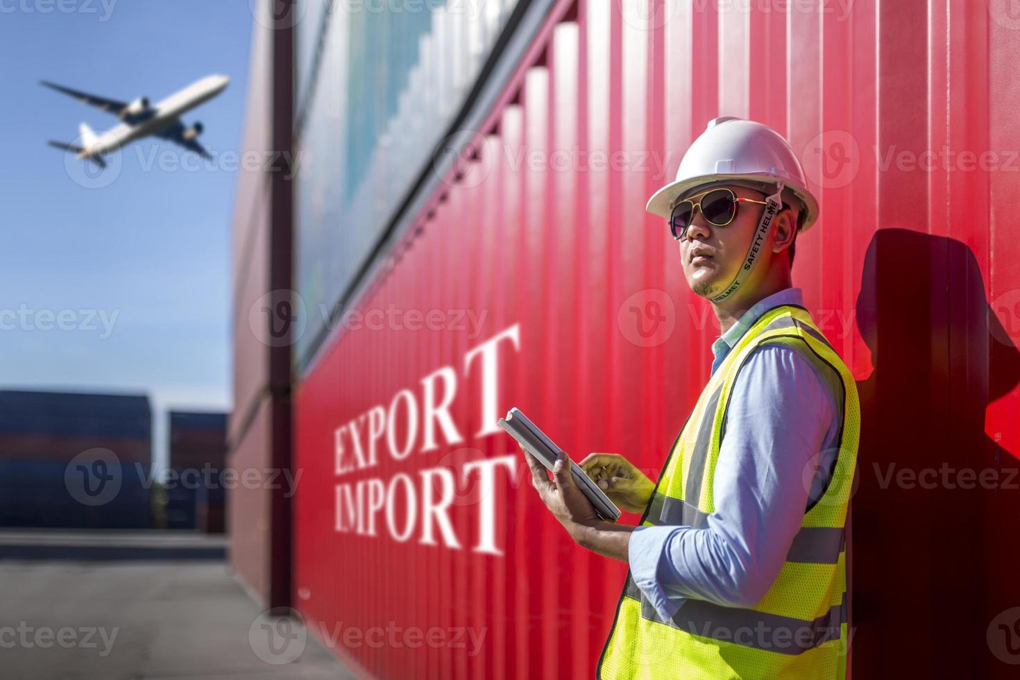 Vorarbeiterkontrolle zur Überwachung des Containerexports foto