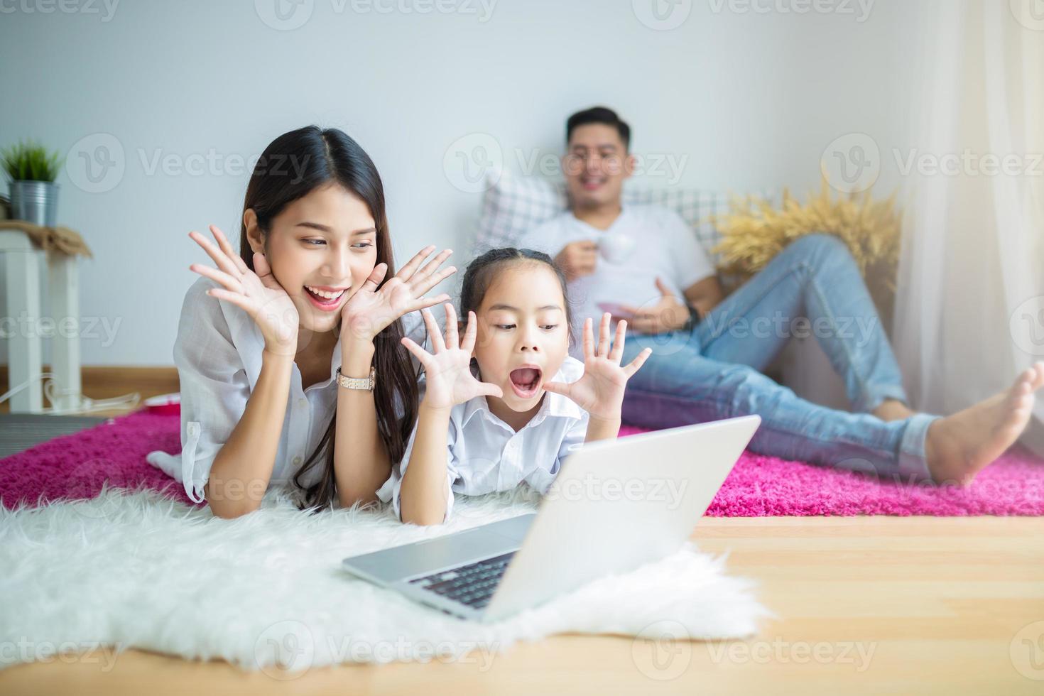 glückliches Familienvideo, das auf einem Laptop chattet foto