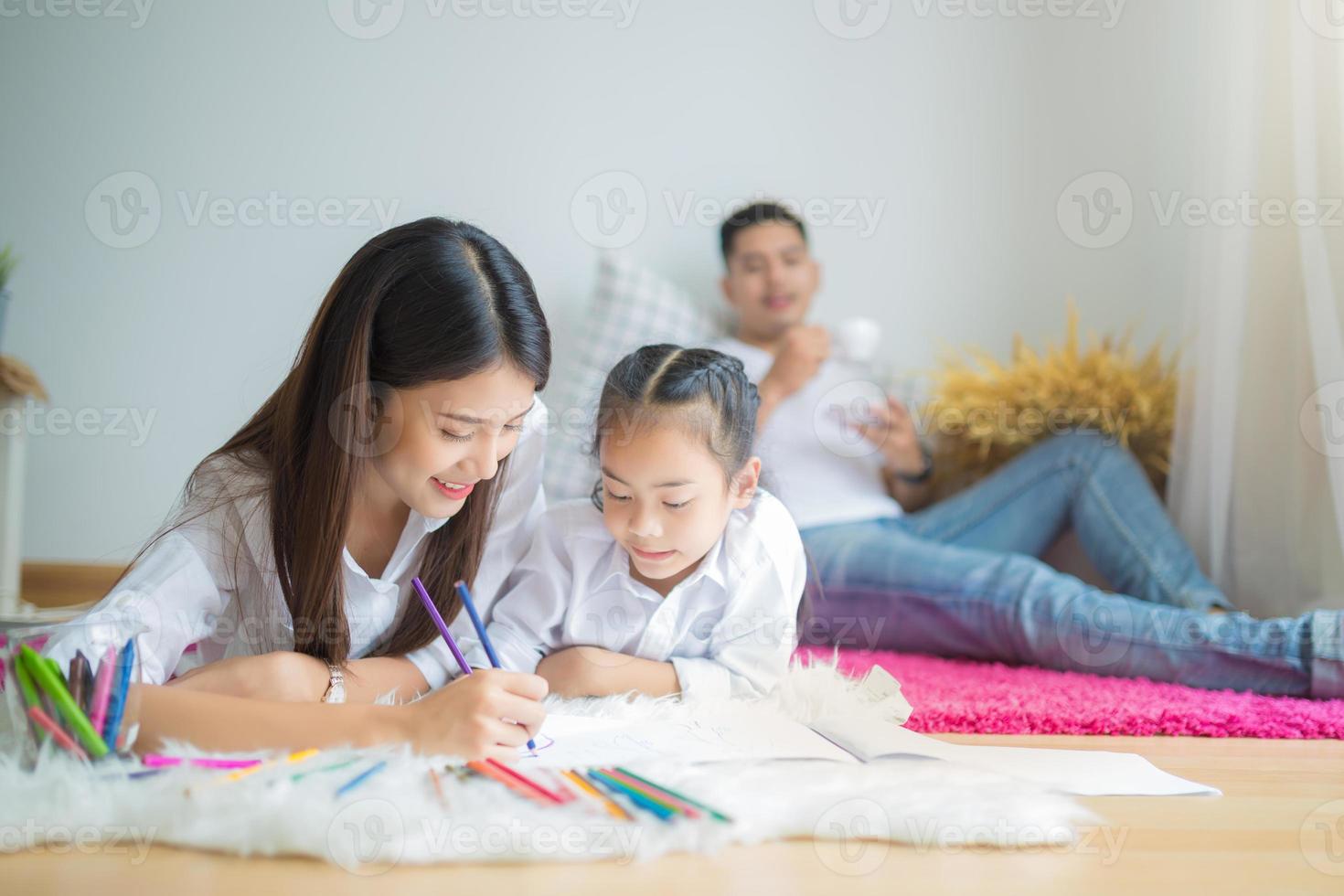 Familienzeichnung zu Hause foto