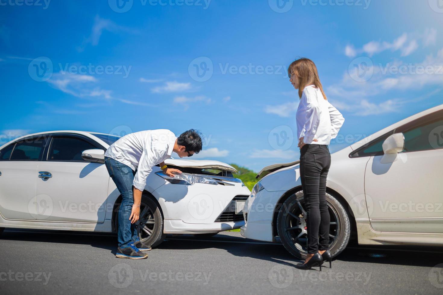 Fahrer diskutieren einen Autounfall foto