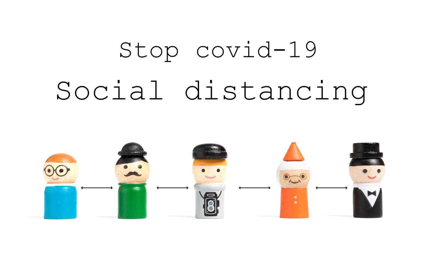 Stoppen Sie Covid-19-Text zur sozialen Distanzierung mit Miniaturmenschen auf weißem Hintergrund, Konzept zur sozialen Distanzierung foto