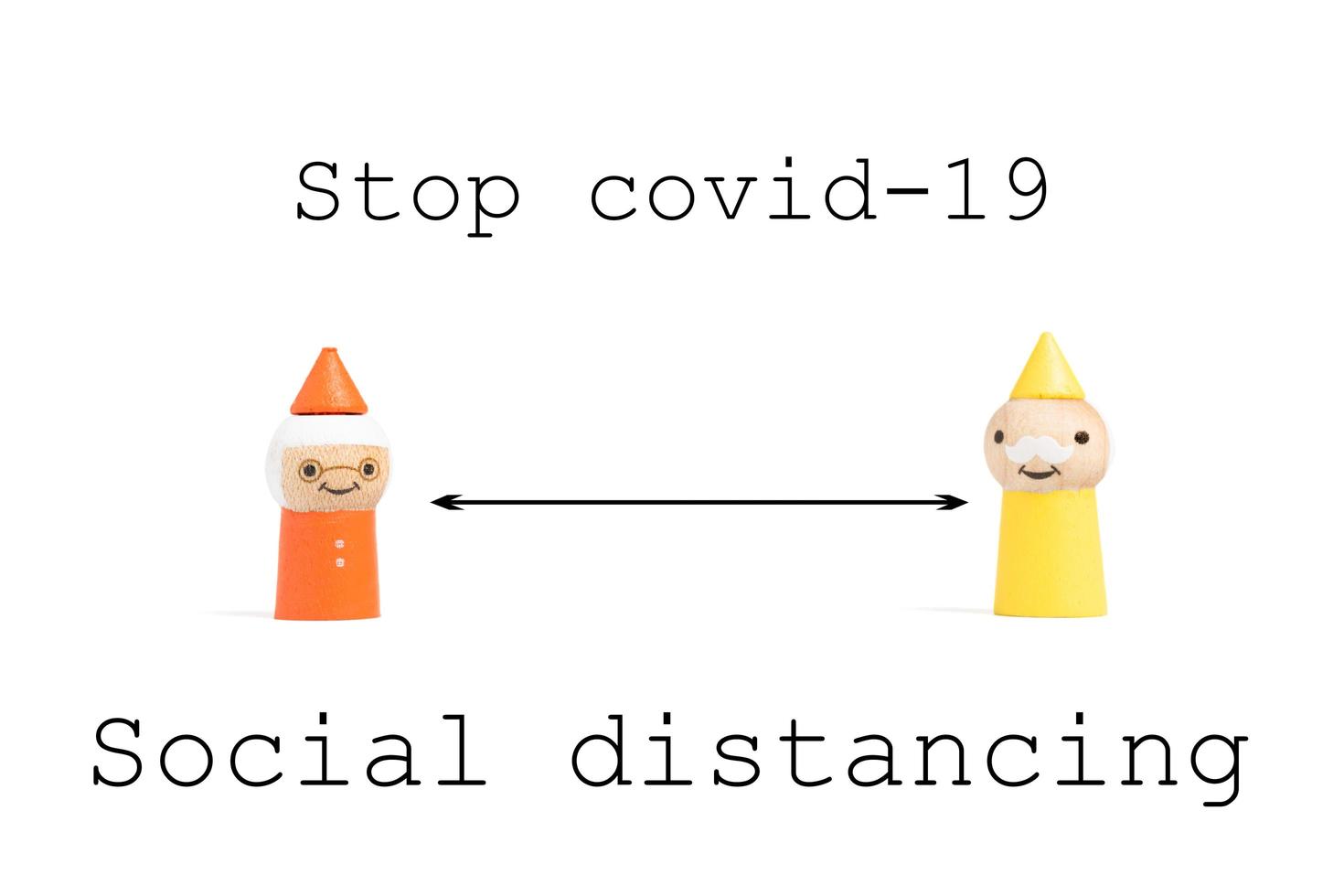 Stoppen Sie Covid-19-Text zur sozialen Distanzierung mit Miniaturmenschen auf weißem Hintergrund, Konzept zur sozialen Distanzierung foto