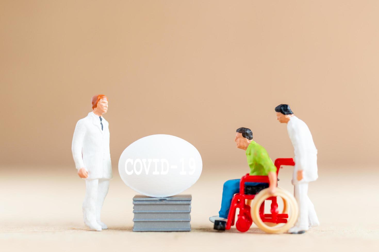 Miniaturarzt, der einen Coronavirus-Impfstoff erforscht und entwickelt, ein Medikament, um das Konzept des Covid-19-Ausbruchs zu stoppen foto