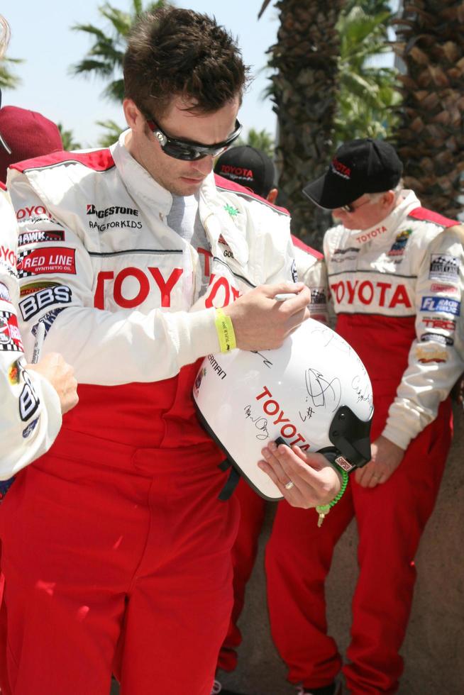 daniel gott nach das Berühmtheit Rennen Unterzeichnung ein Helm zum seine Gefährte Rennfahrer ein Tradition nach jeder Promi Renntoyota lange Strand großartig prix proceleb Rennen 2008 lange Strand Caapril 19 20082008 foto