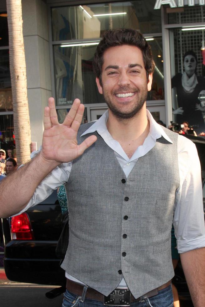 zachary Levi ankommen beim das Star Wanderung Premiere beim graumans Chinesisch Theater im los Engel ca. auf April 30 20092009 foto