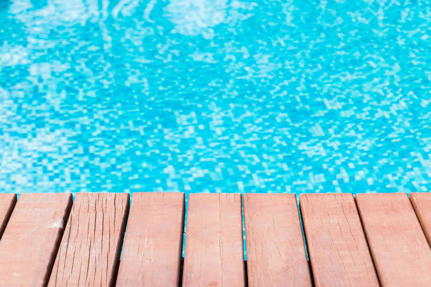 Holzdeck auf einer Wasseroberfläche foto